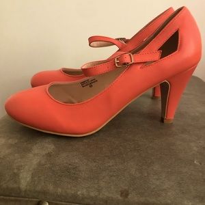 Women’s brand new Chase & Chloe pumps.